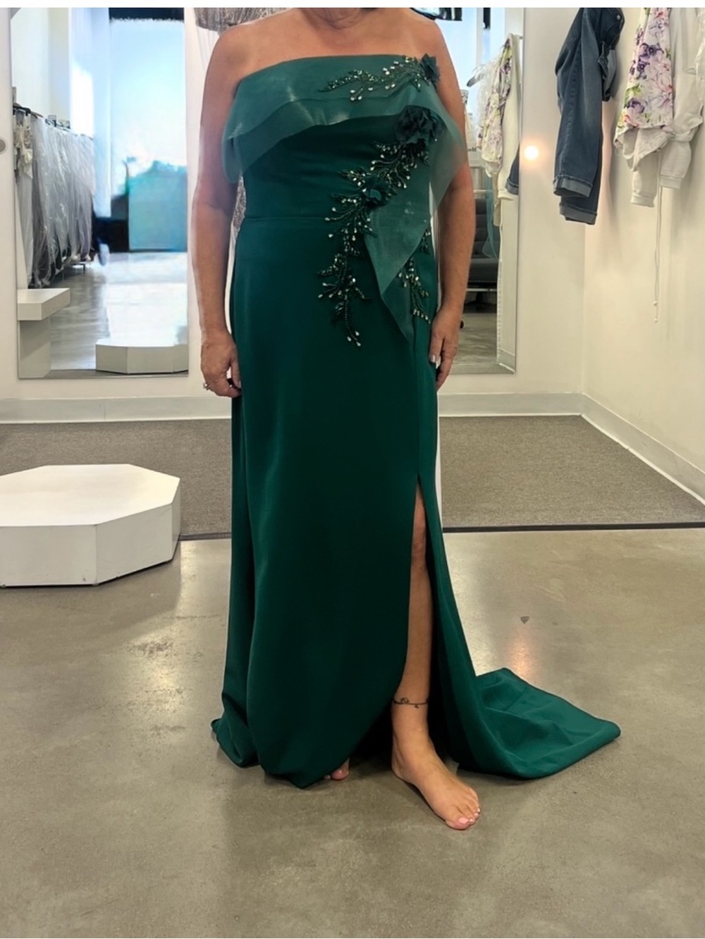 Off-Shoulder Emerald Green Evening Gown with Beaded Applique Sz 12/14